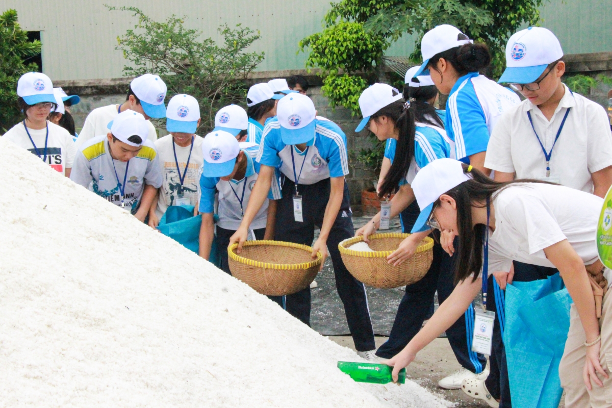 Hơn 100 học sinh TP. Hồ Chí Minh trải nghiệm các nghề truyền thống