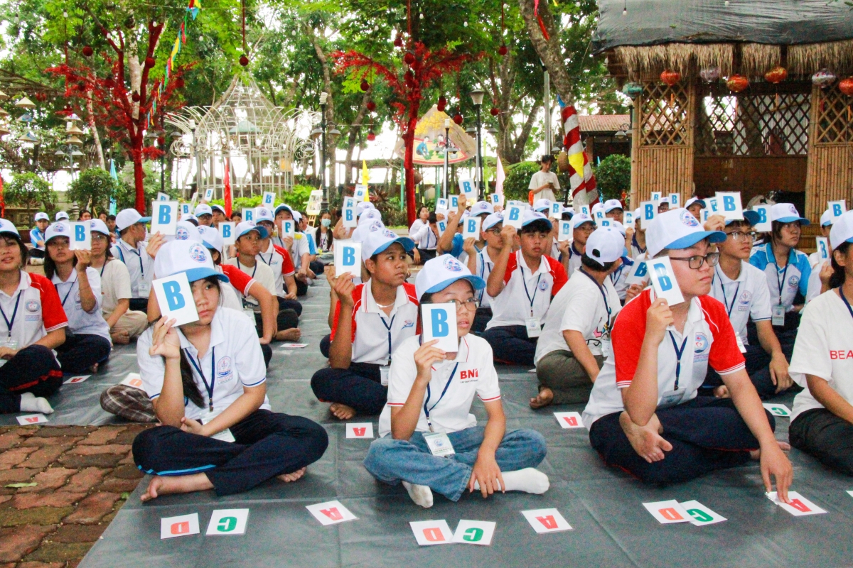 Hơn 100 học sinh TP. Hồ Chí Minh trải nghiệm các nghề truyền thống