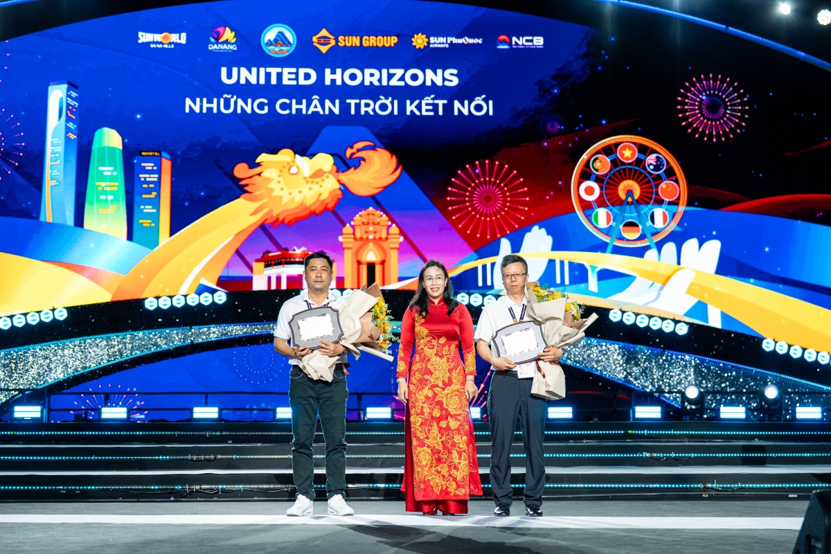 Bà Nguyễn Thị Anh Thi - Phó Chủ tịch UBND TP. Đà Nẵng trao kỷ niệm chương cho hai đội pháo hoa Đà Nẵng (Việt Nam) và Trung Quốc.