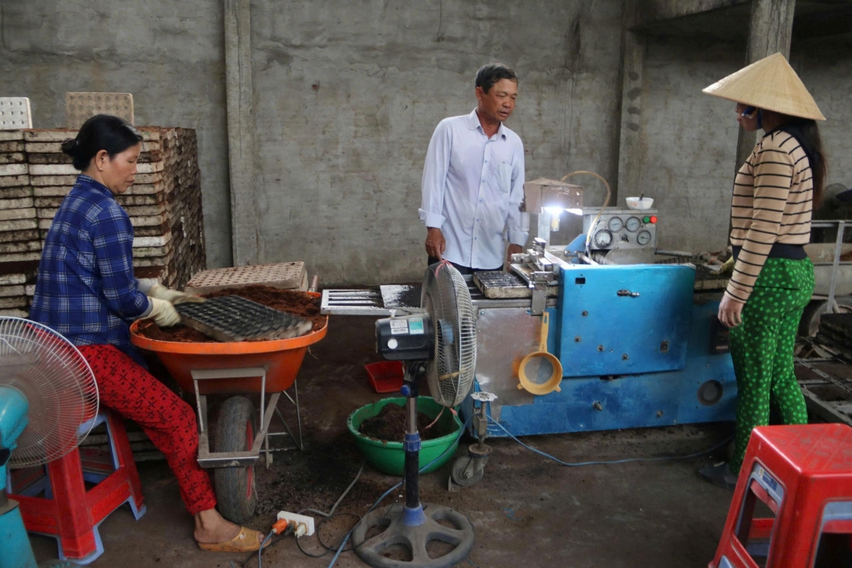 Máy gieo hạt tự động của “Tỷ phú cây giống” Út Nay