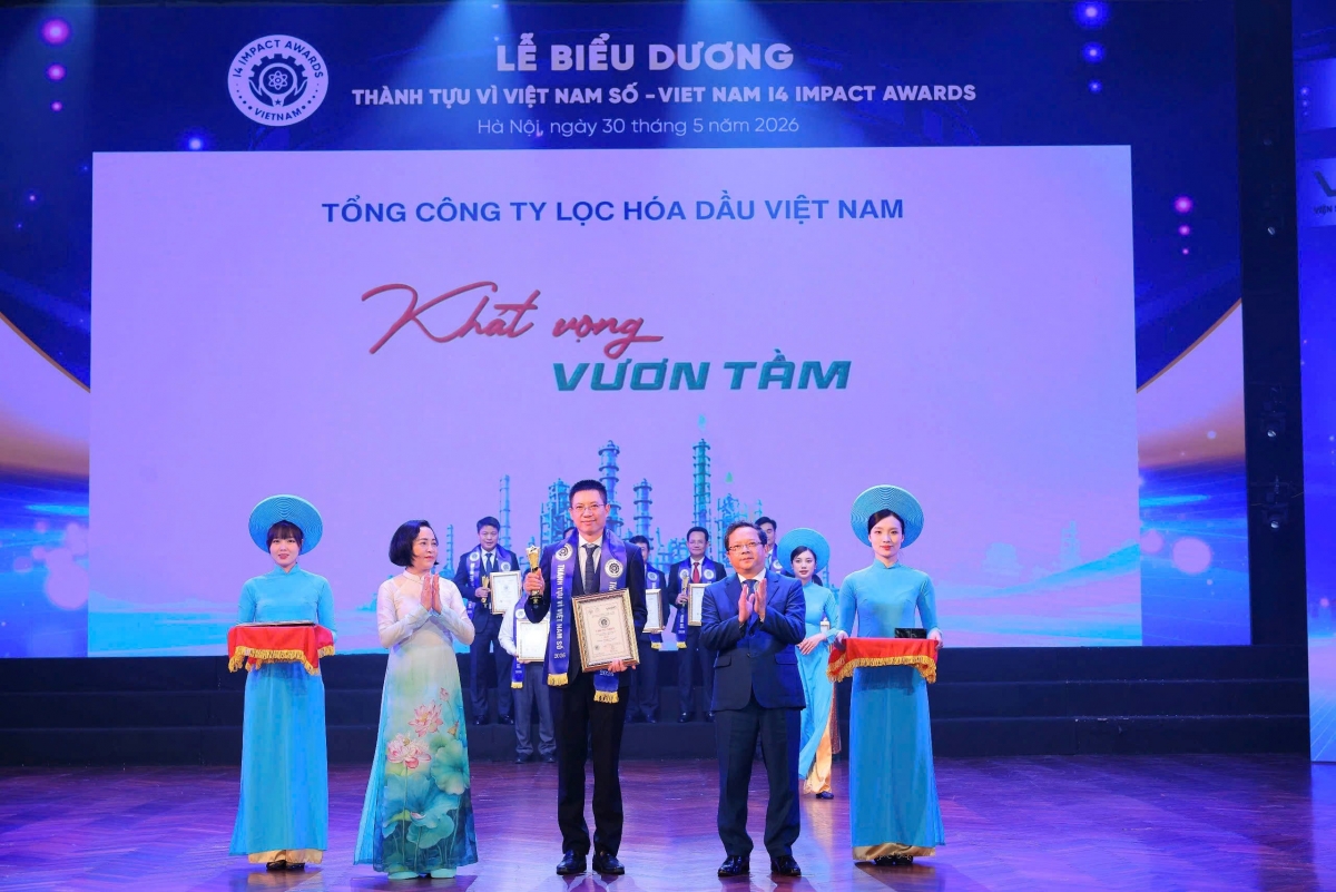 Phó Tổng Giám đốc BSR Mai Tuấn Đạt - Đại diện Tổng Công ty Lọc hóa dầu Việt Nam nhận vinh danh tại Lễ trao giải Vietnam I4 Impact Awards 2026