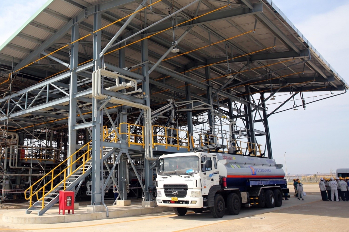 Xe bồn nhập sản phẩm ngay sau khi dự án được khánh thành.