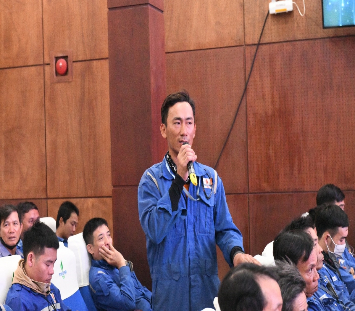 Đại diện nhà thầu tham gia thảo luận, chia sẻ giải pháp đảm bảo an ninh, an toàn cho Nhà máy Lọc dầu Dung Quất