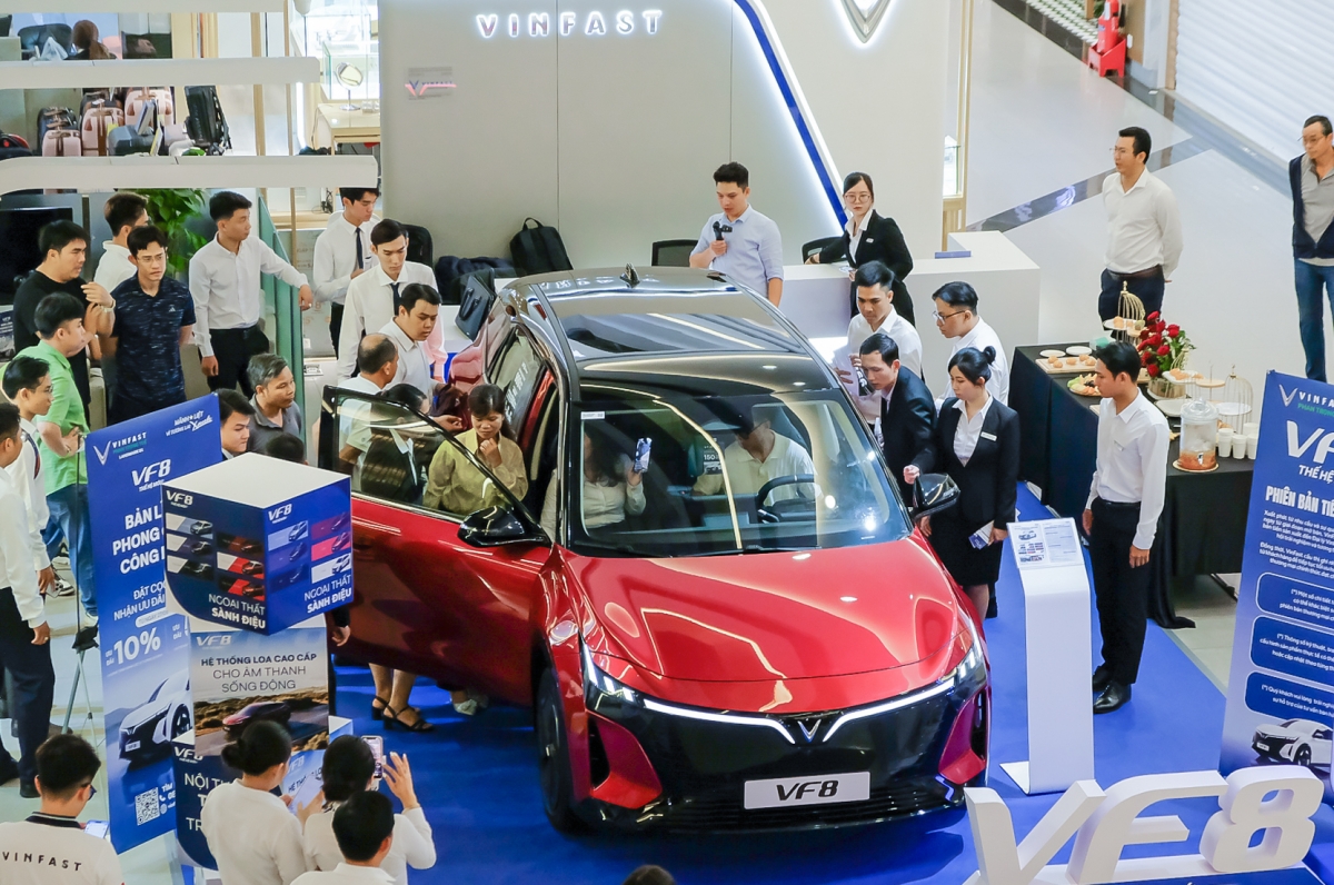 VinFast công bố đã lập kỷ lục bán hàng mới dành cho mẫu SUV điện cao cấp cỡ D với 12.728 đơn đặt hàng xe VF 8 thế hệ mới chỉ sau 8 ngày ưu đãi mở cọc sớm. (Ảnh minh họa: VFS)