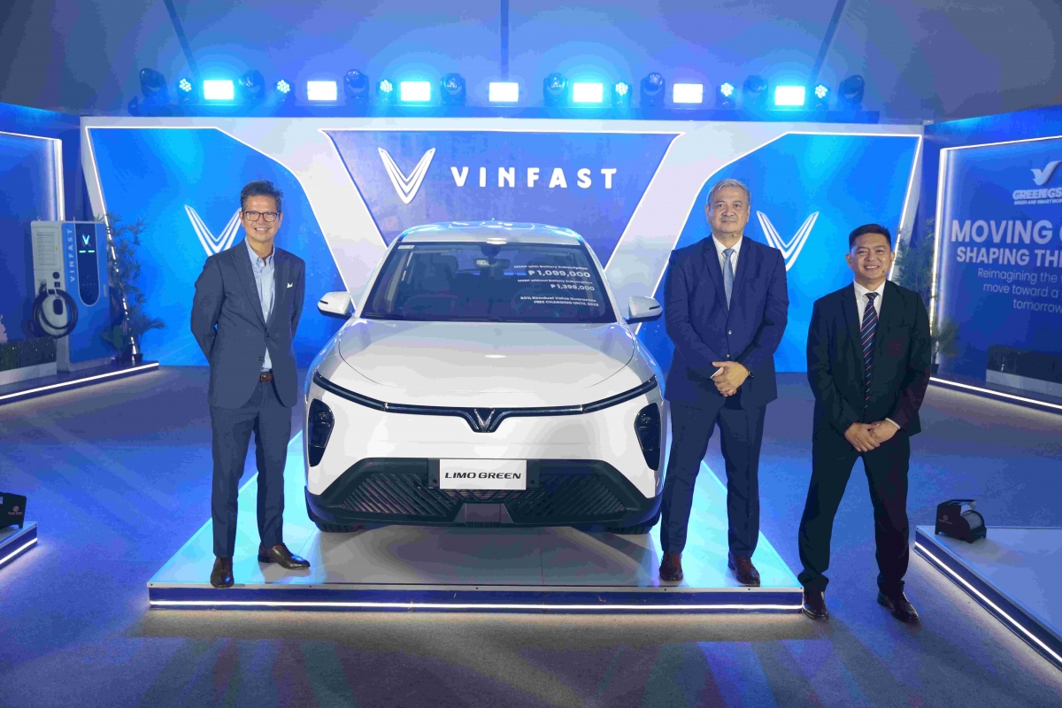 (Từ trái sang phải) ông Rhomel Franco, Tổng Giám đốc VinFast Philippines tại gian hàng VinFast; ông Antonio “Toti” Zara III, Tổng Giám đốc VinFast Đông Nam Á; Ông Victor Vela, Phó Tổng Giám đốc Kinh doanh và Phát triển Đại lý VinFast Philippines tại gian hàng.