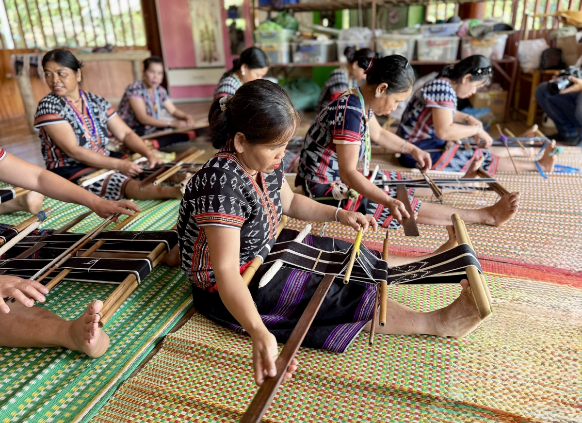 Những nghệ nhân dệt thổ cẩm khéo léo tạo ra các sản phẩm thủ công độc đáo