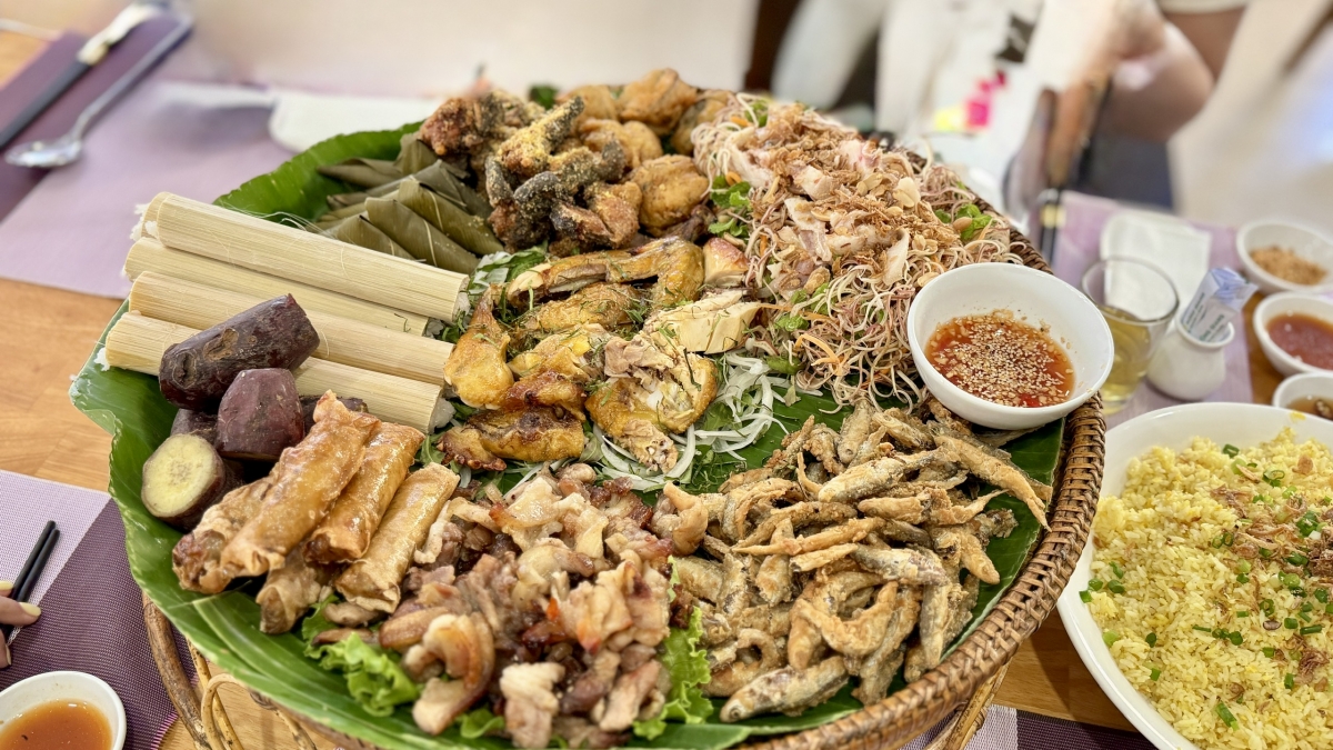 Các món ăn truyền thống đặc trưng của đồng bào Cơ Tu như cơm lam, thịt nướng ống tre, rau rừng, cá suối,... tạo nên một lợi thế cạnh tranh khác biệt. Những sản phẩm sạch, an toàn này đóng vai trò quan trọng trong việc gia tăng chiều sâu trải nghiệm cho du khách