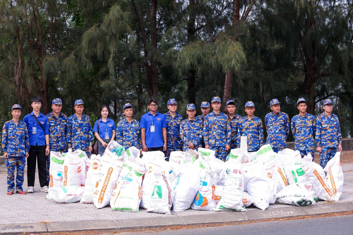 Lặn biển nhặt rác, giải cứu san hô vì một Sơn Trà xanh Lặn biển nhặt rác, giải cứu san hô vì một Sơn Trà xanh