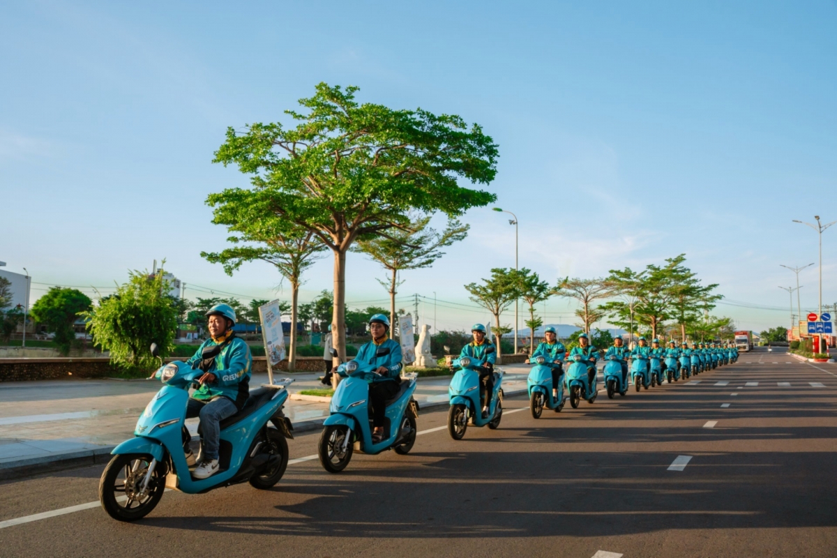 Trong giai đoạn đầu vận hành, đội ngũ tài xế Green SM Bike sẽ sử dụng các dòng xe máy điện VinFast Evo 200 và VinFast Feliz. Đây là các mẫu xe đã chứng minh hiệu quả vận hành trên thực tế với khả năng hoạt động ổn định, chi phí sử dụng tối ưu và phù hợp với điều kiện giao thông đa dạng tại nhiều địa phương.