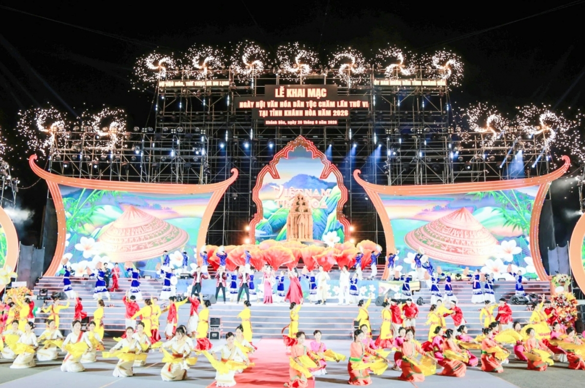 Di sản ngàn năm bừng sáng trong đêm khai mạc Ngày hội văn hóa dân tộc Chăm