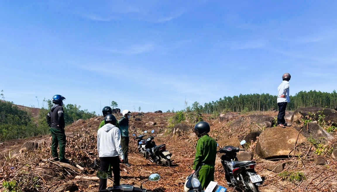 Lực lượng liên ngành xã Quế Sơn Trung tiến hành kiểm tra, truy quét hoạt động khai thác khoáng sản trái phép trên địa bàn.