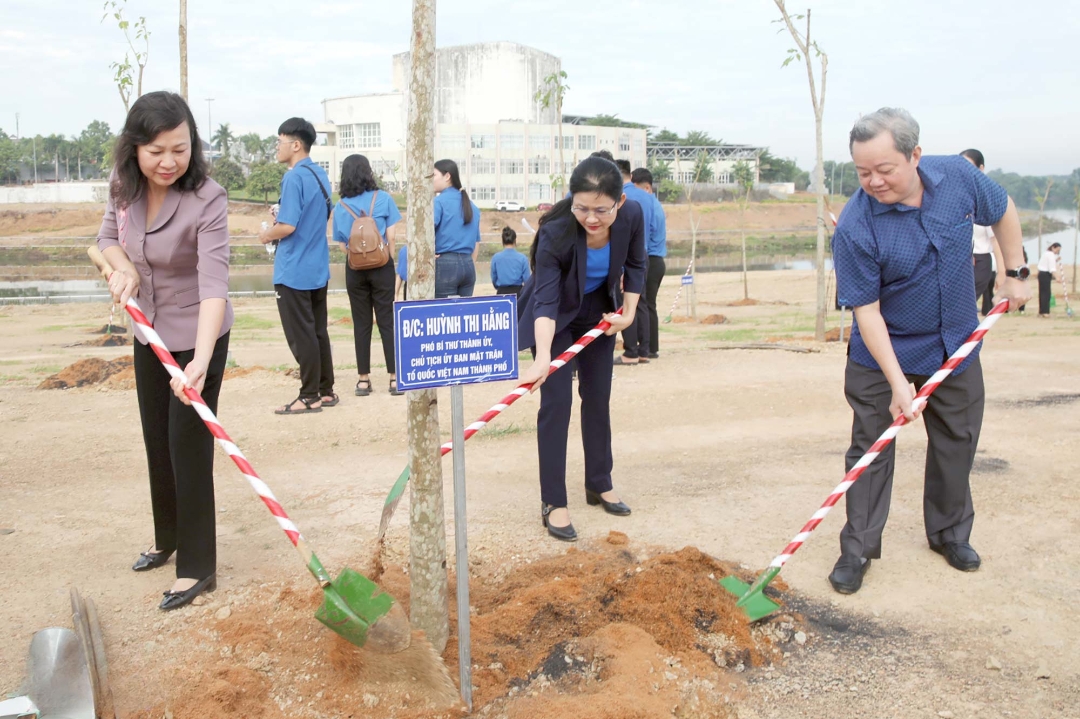 Phát động trồng 2.500 cây xanh, phường Bình Phước vun đắp lá phổi xanh cho đô thị Phát động trồng 2.500 cây xanh, phường Bình Phước vun đắp lá phổi xanh cho đô thị