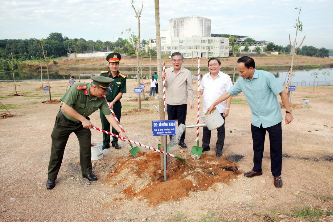 Phát động trồng 2.500 cây xanh, phường Bình Phước vun đắp lá phổi xanh cho đô thị Phát động trồng 2.500 cây xanh, phường Bình Phước vun đắp lá phổi xanh cho đô thị