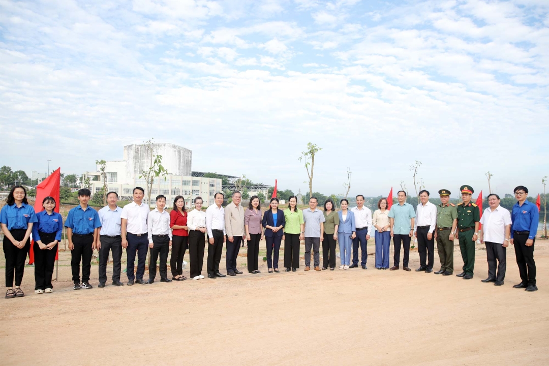 Phát động trồng 2.500 cây xanh, phường Bình Phước vun đắp lá phổi xanh cho đô thị Phát động trồng 2.500 cây xanh, phường Bình Phước vun đắp lá phổi xanh cho đô thị