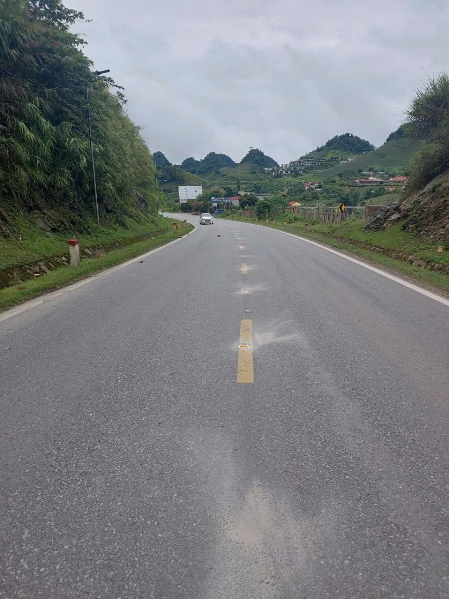 Cục ĐBVN đã thống nhất triển khai thí điểm lắp đặt hệ thống đinh phản quang năng lượng mặt trời nhằm bổ sung giải pháp cảnh báo trực quan, hỗ trợ người lái xe nhận biết rõ hướng tuyến, mép đường và các đoạn đường cong nguy hiểm, góp phần giảm nguy cơ xảy ra tai nạn giao thông.