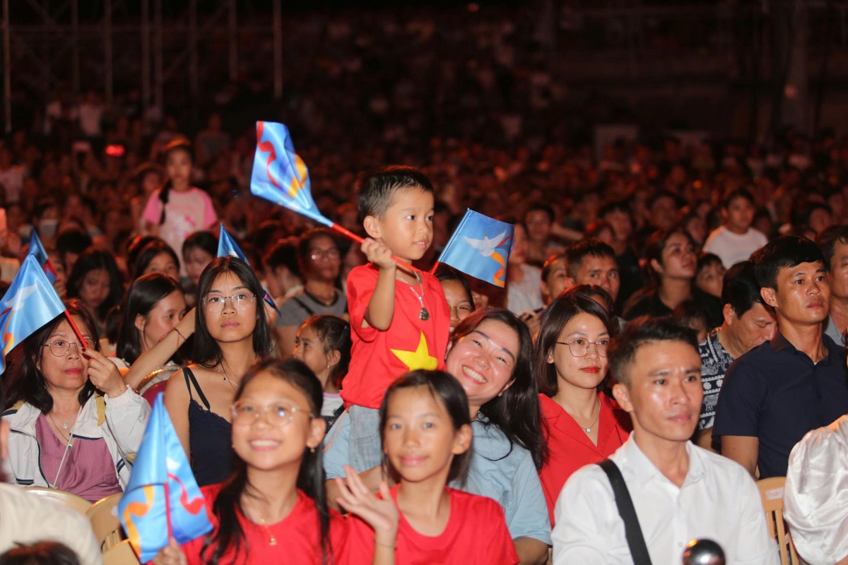 Rất đông khán giả có mặt từ sớm để thưởng thức chương trình nghệ thuật tri ân ý nghĩa này