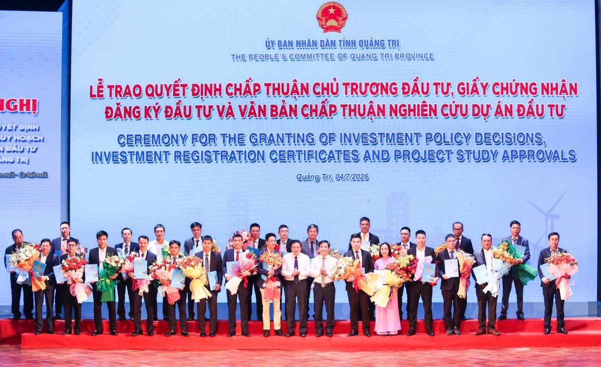 Trao Quyết định chủ trương đầu tư, Giấy chứng nhận đăng ký đầu tư và văn bản chấp thuận nghiên cứu, khảo sát dự án đầu tư. Trao Quyết định chủ trương đầu tư, Giấy chứng nhận đăng ký đầu tư và văn bản chấp thuận nghiên cứu, khảo sát dự án đầu tư.