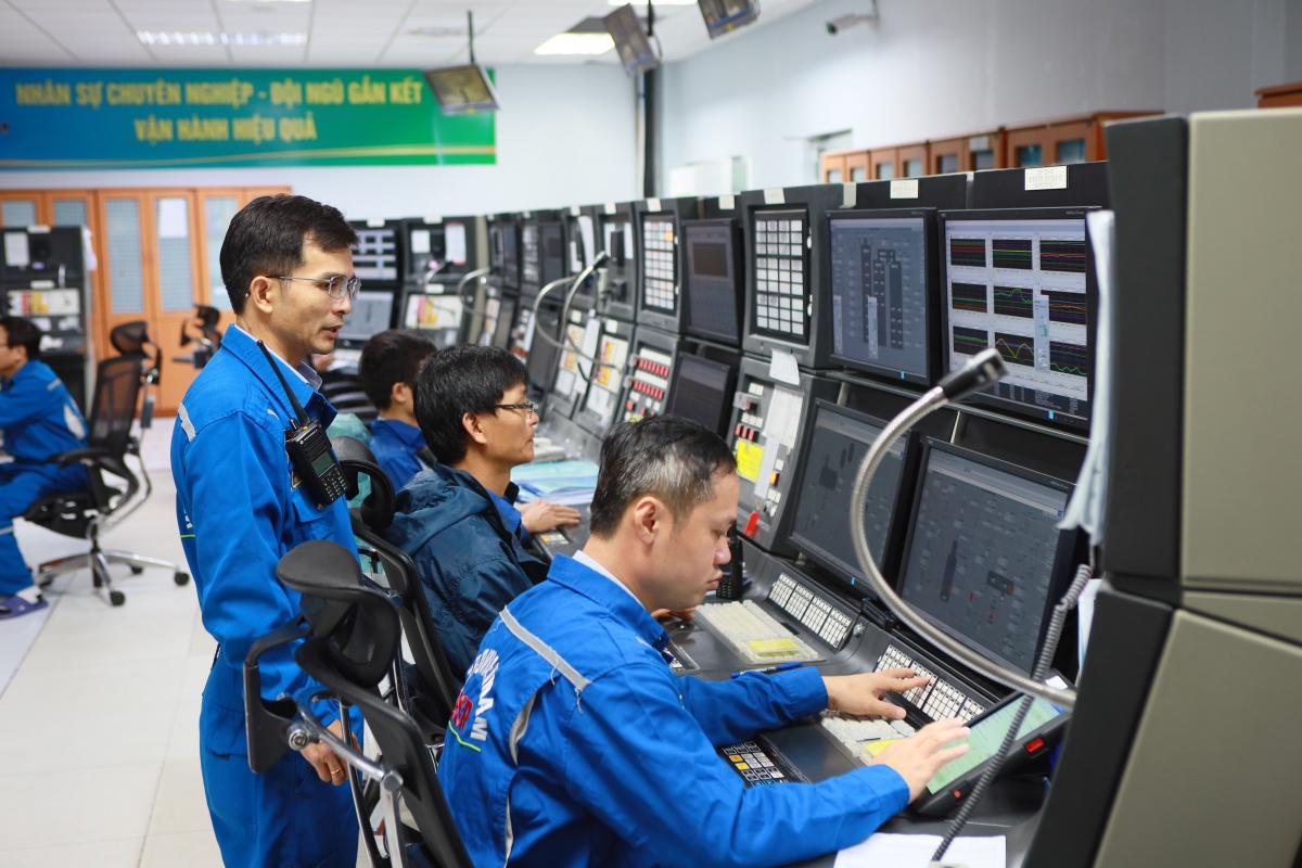 Các nhân sự vận hành hoạt động sản xuất, chế biến của Nhà máy Lọc dầu Dung Quất. Các nhân sự vận hành hoạt động sản xuất, chế biến của Nhà máy Lọc dầu Dung Quất.