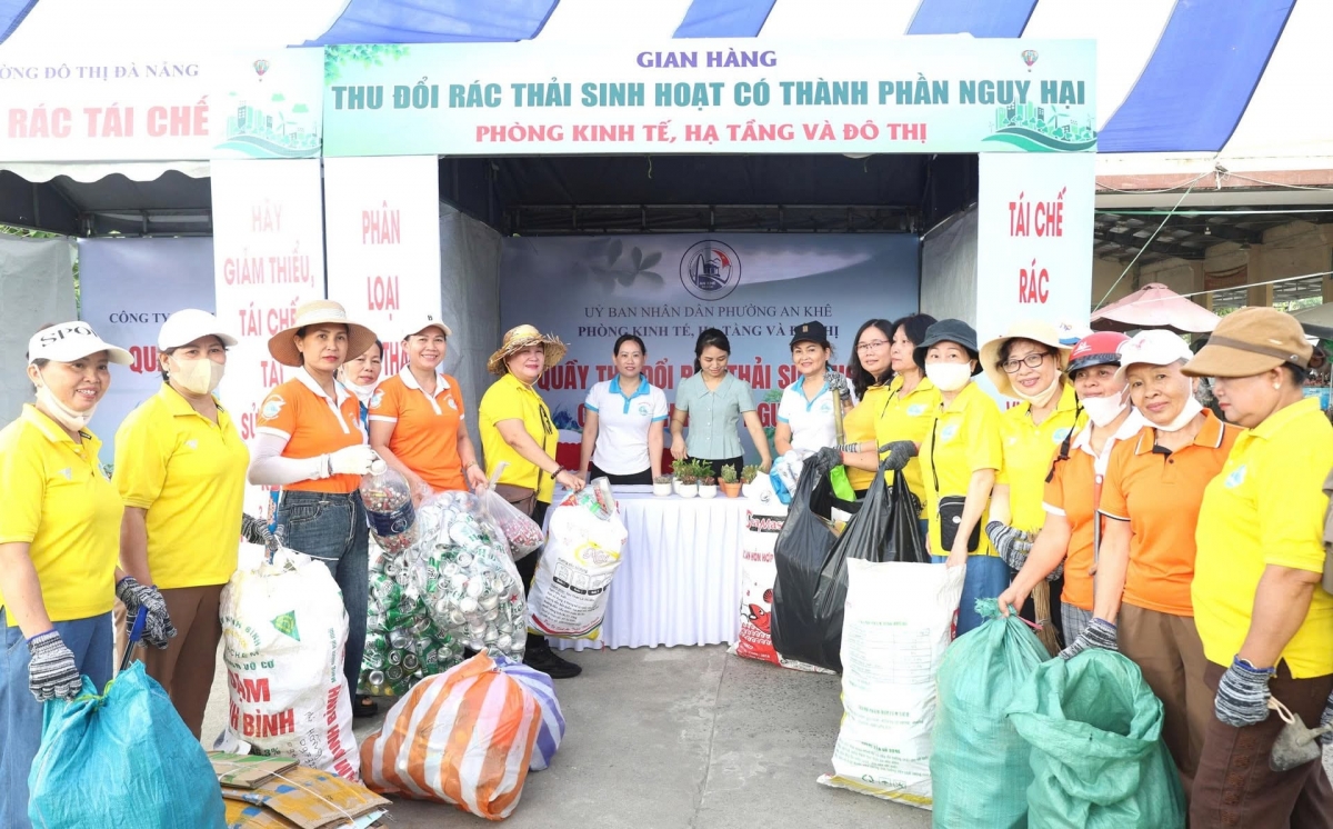 Đông đảo người dân xếp hàng mang rác thải tái chế như chai nhựa, vỏ lon và pin thải nguy hại để đổi lấy các chậu cây xanh