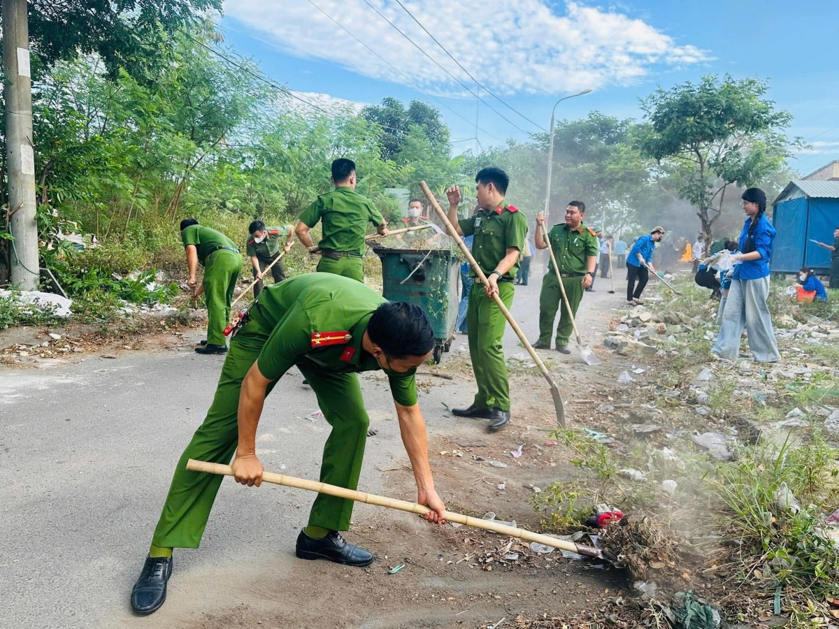 Các lực lượng công an, đoàn thanh niên, dân quân, hội phụ nữ, người dân ra quân thu dọn rác thải, xà bần tại khu vực xung quanh chợ Hòa Phát
