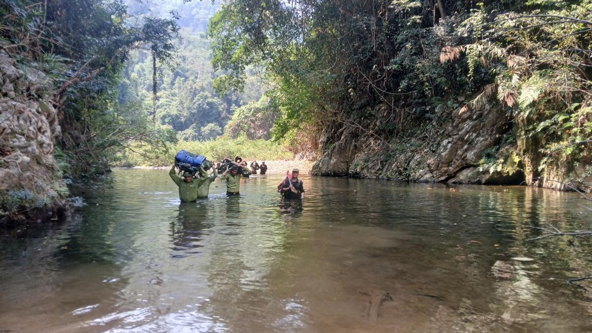 Cán bộ Hạt kiểm lâm liên xã Khu vực 2, Chi cục Kiểm lâm TP Đà Nẵng băng rừng vượt suối tuần tra bảo vệ rừng