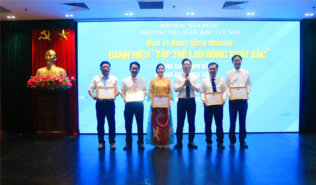 Đồng chí Lê Trần Anh Tuấn - Giám đốc KBNN khu vực XIII trao tặng danh hiệu Tập thể lao động xuất sắc năm 2025 cho các phòng chuyên môn trực thuộc