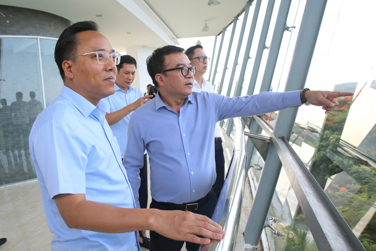Tổng Giám đốc BSR Nguyễn Việt Thắng báo cáo với Thứ trưởng Bộ Công Thương Nguyễn Hoàng Long về tình hình sản xuất kinh doanh của BSR trong thời gian qua.