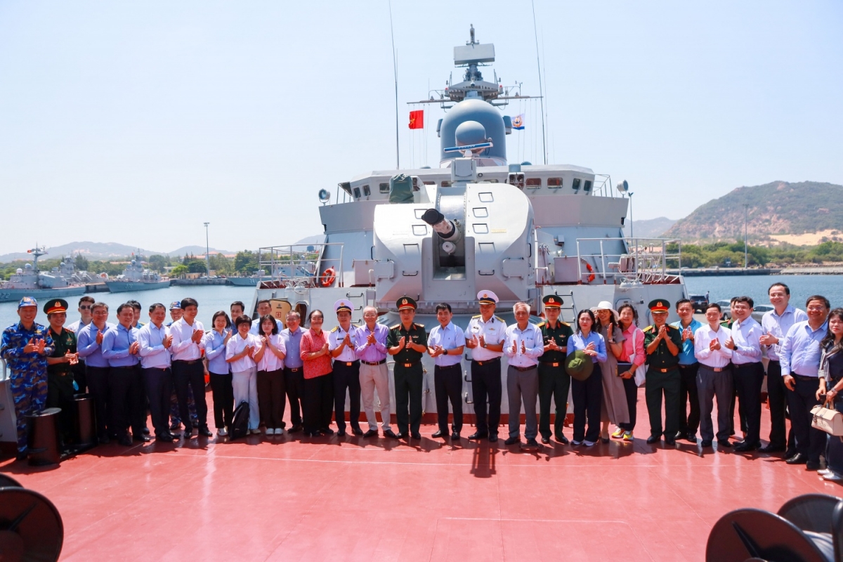 Các đại biểu tham dự hội thảo tham quan thực tế trên tàu hộ vệ tên lửa tại Bộ Tư lệnh Vùng 4 Hải quân