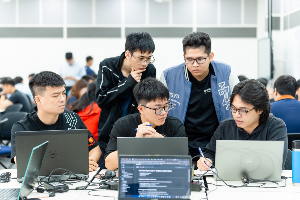  Trong suốt hành trình 12 tuần, học viên được đào tạo nền tảng, giải quyết các bài toán mô phỏng thực chiến và làm việc tại các doanh nghiệp dưới sự hướng dẫn của đội ngũ mentor, giảng viên, đội ngũ chuyên gia.