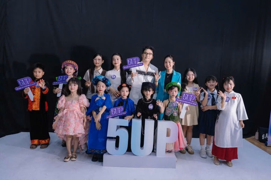 Đến với cuộc thi, đoàn Lạng Sơn có tổng cộng 12 thí sinh, được cô Thuỳ Linh trực tiếp dẫn đoàn và đồng hành trong suốt hành trình.