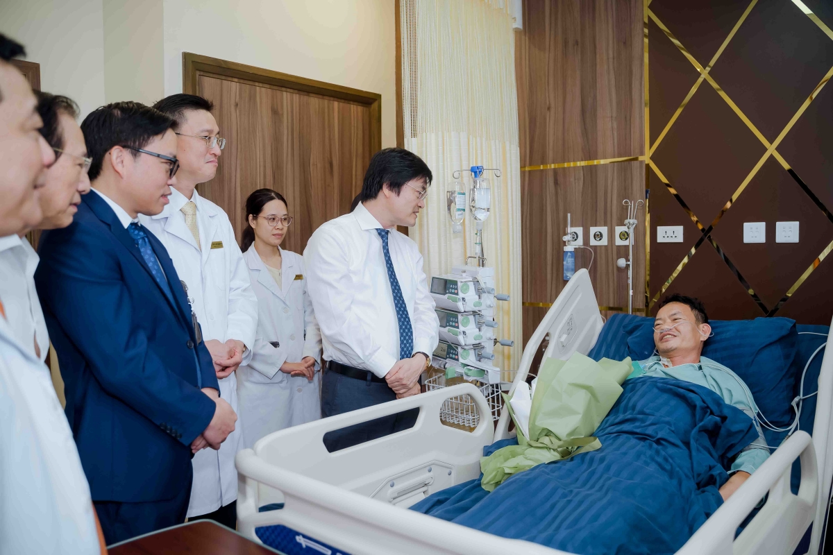 TS Nguyễn Trọng Diện -  Giám đốc Sở Y tế Hà Nội thăm hỏi bệnh nhân sau ca phẫu thuật tại Vinmec Smart City.