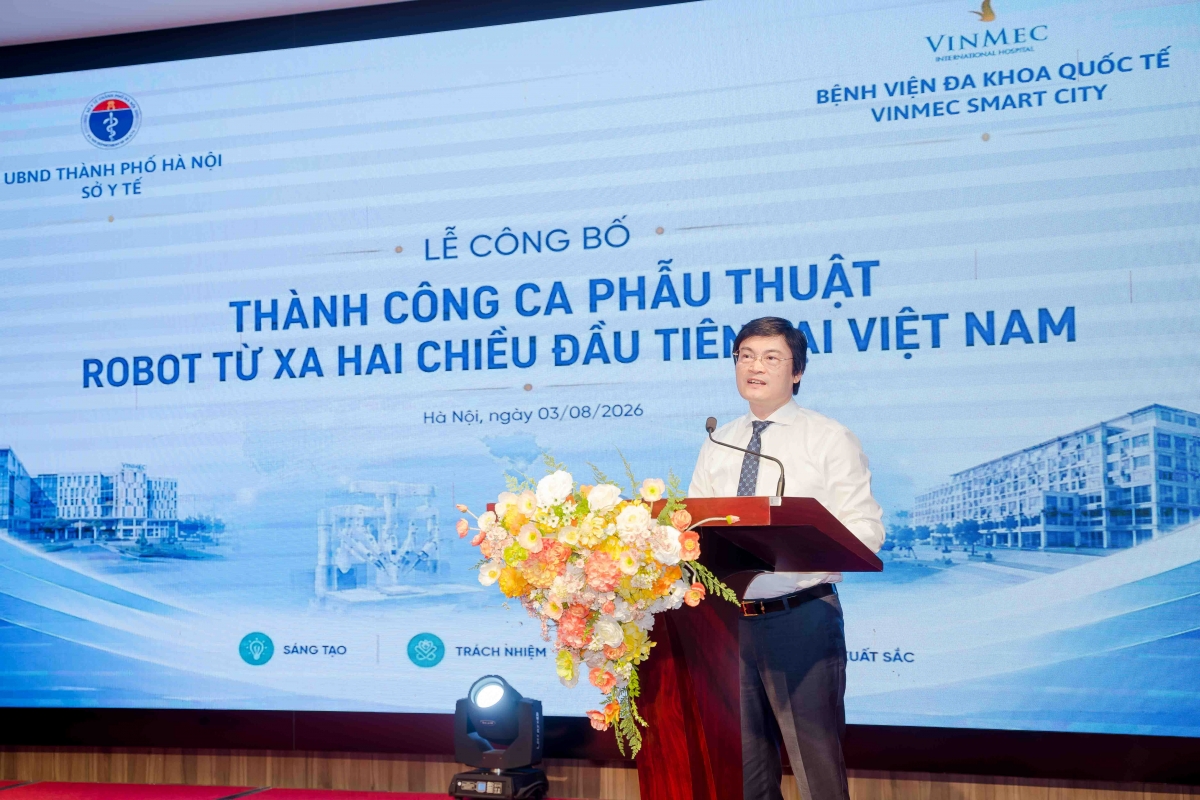 TS Nguyễn Trọng Diện, Giám đốc Sở Y tế Hà Nội phát biểu tại buổi lễ công bố thành công ca mổ phẫu thuật robot từ xa hai chiều, diễn ra sáng nay (03/08).