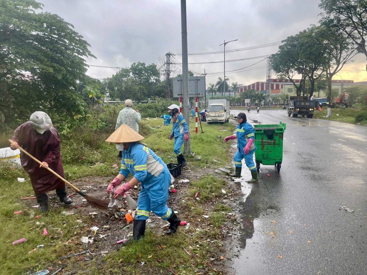 Urenco 15 phối hợp với các phường ra quân dọn sạch các điểm đen rác thải Urenco 15 phối hợp với các phường ra quân dọn sạch các điểm đen rác thải