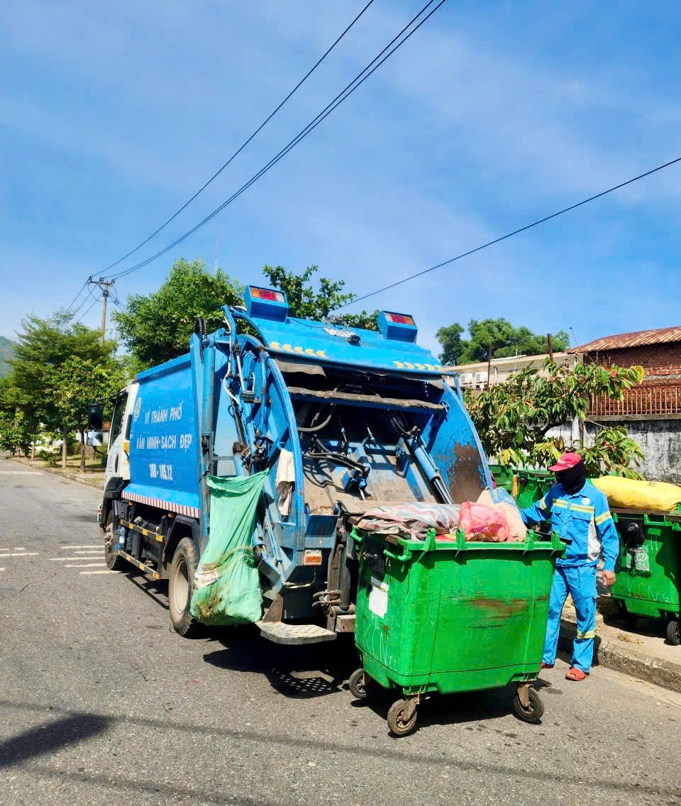 Xe ép rác chuyên dụng hoạt động trên các tuyến đường chính tại khu vực Hòa Khánh, Liên Chiểu, Hải Vân, góp phần giảm thu gom thủ công và hạn chế rơi vãi rác thải. Xe ép rác chuyên dụng hoạt động trên các tuyến đường chính tại khu vực Hòa Khánh, Liên Chiểu, Hải Vân, góp phần giảm thu gom thủ công và hạn chế rơi vãi rác thải.