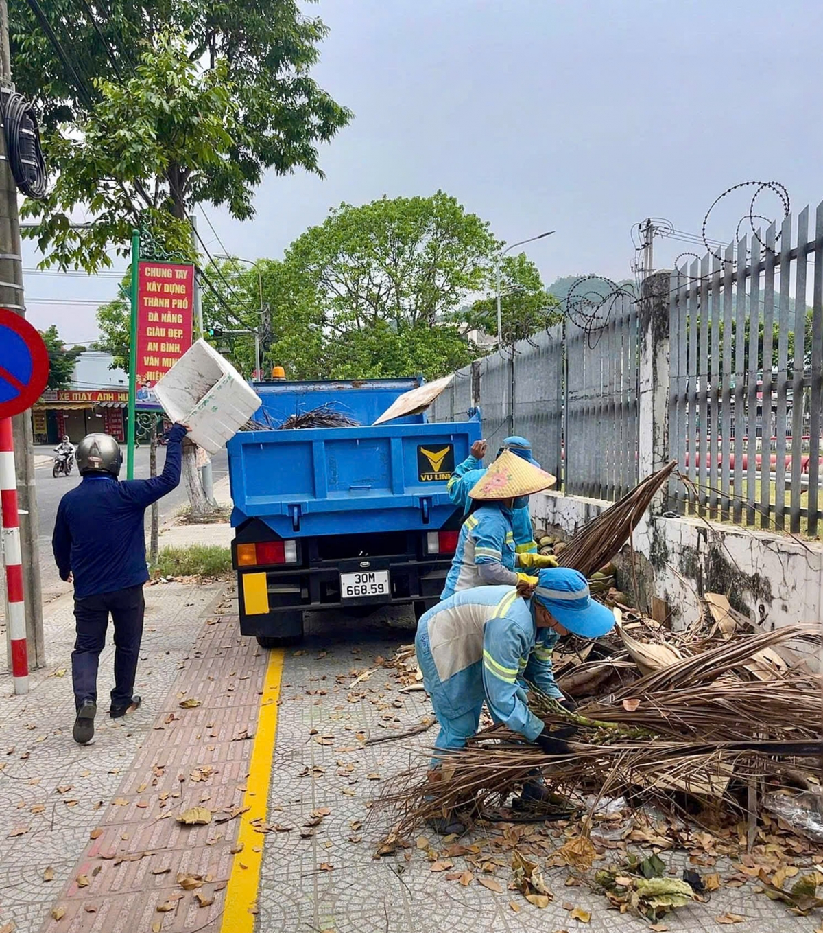 Urenco 15 chủ động bố trí nhân lực, phương tiện tăng cường công tác thu gom, quét dọn các tuyến đường đảm bảo vệ sinh môi trường Urenco 15 chủ động bố trí nhân lực, phương tiện tăng cường công tác thu gom, quét dọn các tuyến đường đảm bảo vệ sinh môi trường