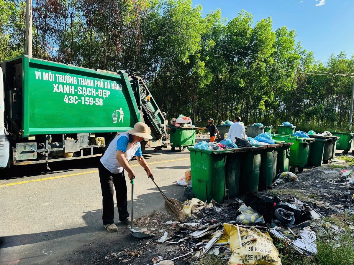 Giữ cho đô thị sạch đẹp là kết quả của sự phối hợp giữa lực lượng vệ sinh môi trường, chính quyền cơ sở và ý thức của mỗi người dân Giữ cho đô thị sạch đẹp là kết quả của sự phối hợp giữa lực lượng vệ sinh môi trường, chính quyền cơ sở và ý thức của mỗi người dân