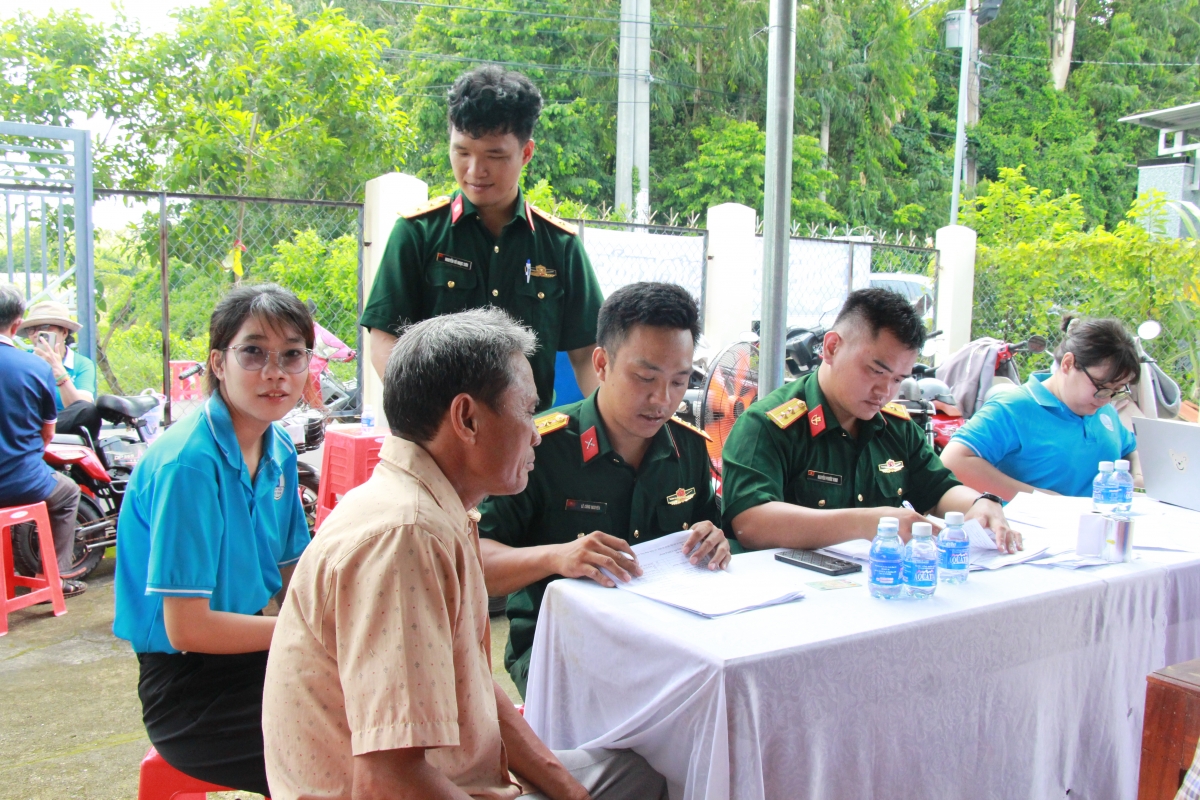 Người dân vùng xa được khám sức khỏe miễn phí