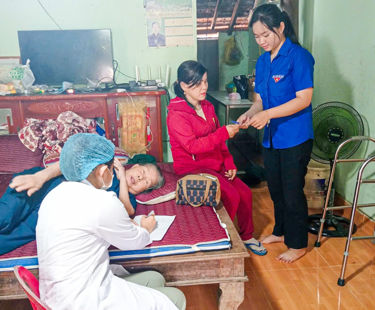 Người dân vùng xa được khám sức khỏe miễn phí