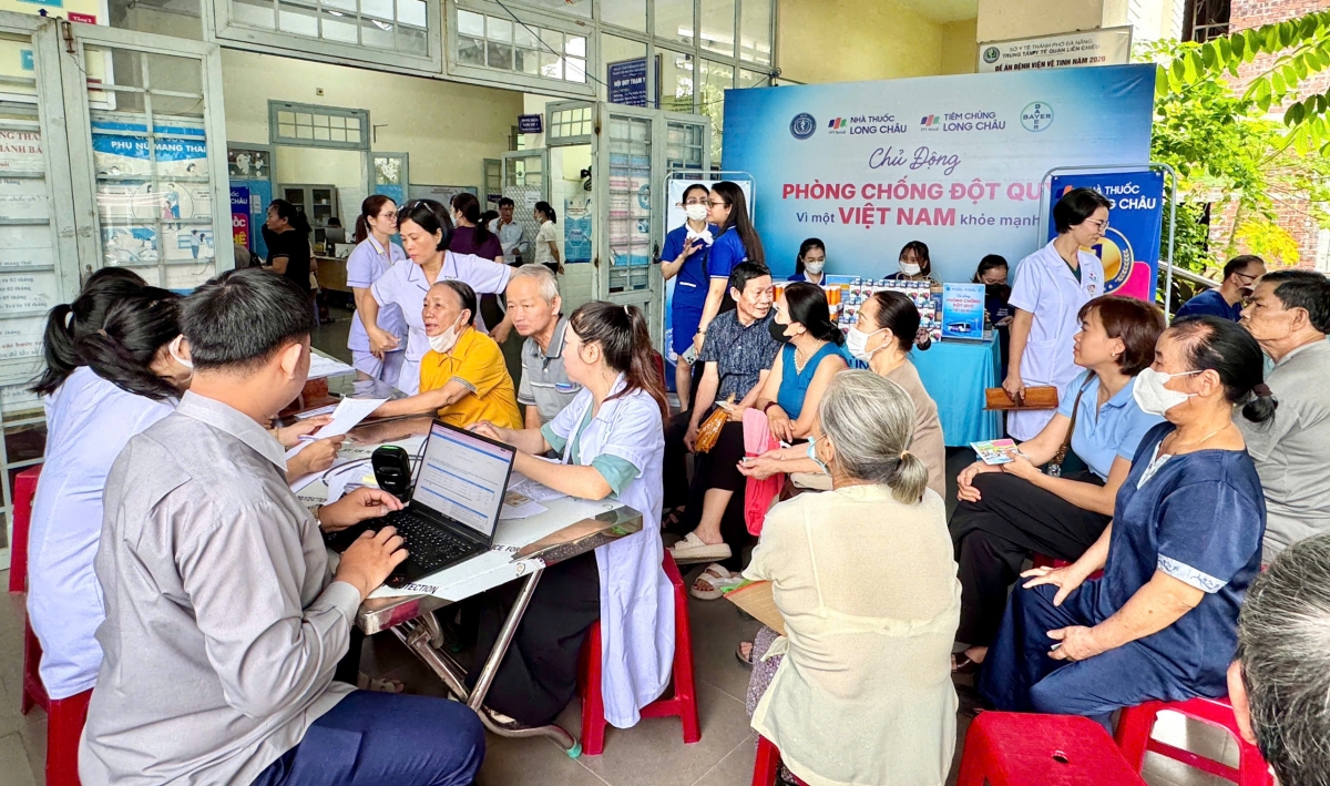 Đông đảo người dân phường Liên Chiểu đến tham gia đợt khám sức khỏe định kỳ và khám sàng lọc miễn phí tại Điểm Trạm Liên Chiểu (178 Âu Cơ)