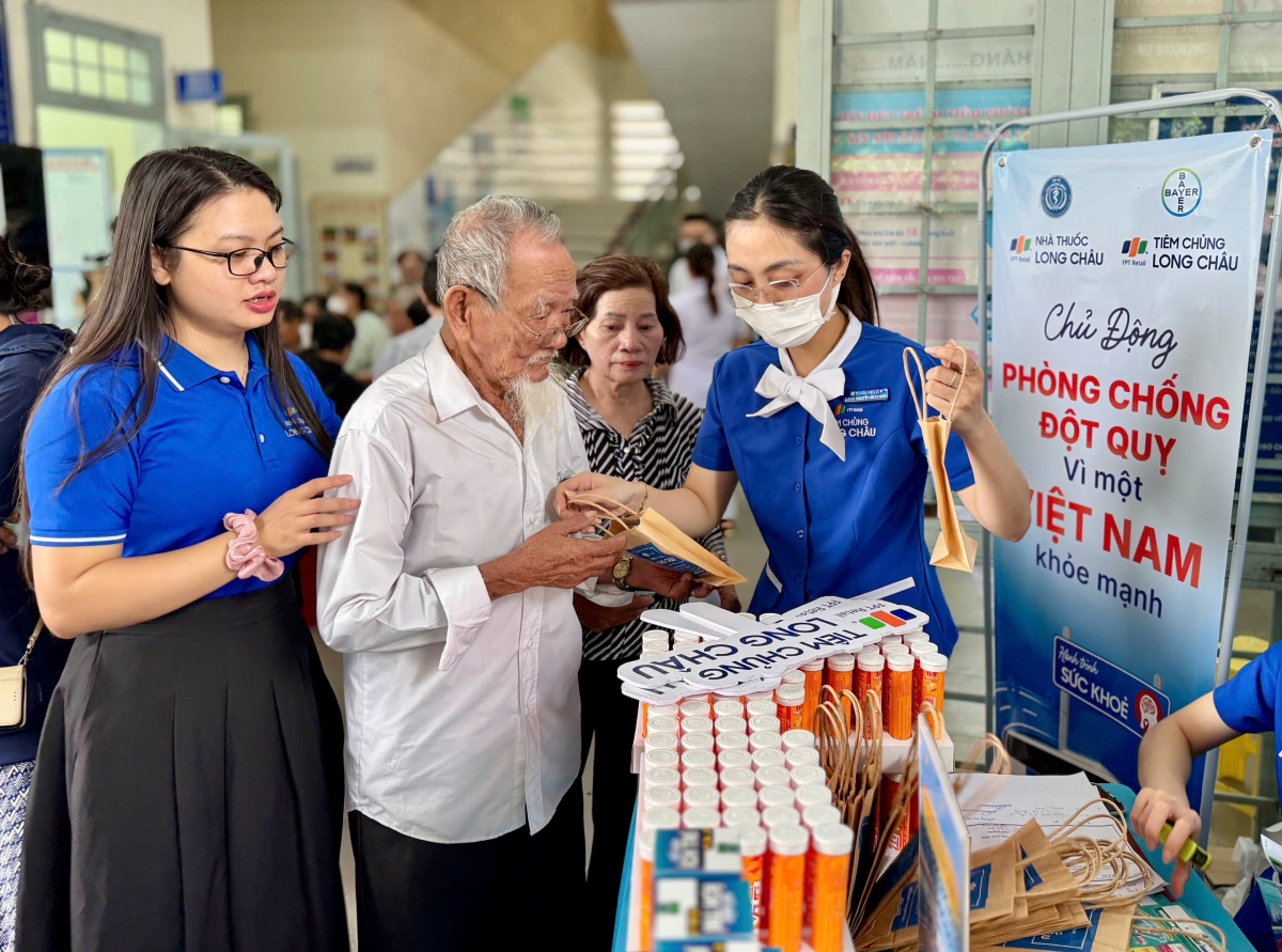 Người dân tham gia khám sức khỏe được nhận thuốc bổ não và vitamin tổng hợp do Nhà thuốc Long Châu hỗ trợ