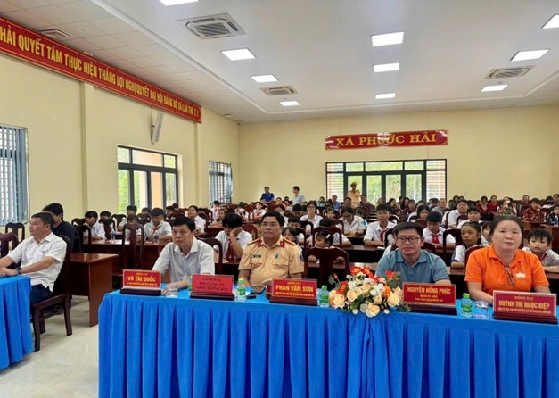 “Tiếp bước em đến trường” “Tiếp bước em đến trường”
