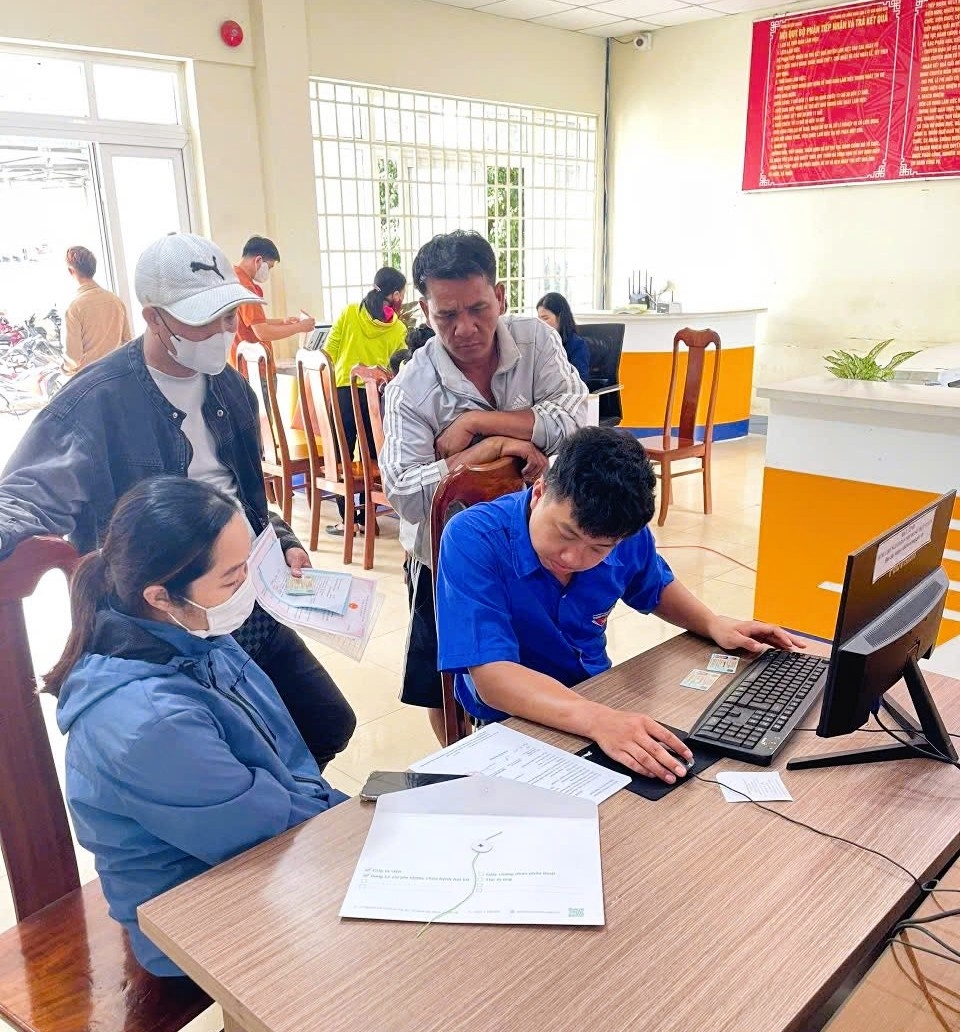 Đoàn viên thanh niên xã Ea Kar hỗ trợ, hướng dẫn người dân thực hiện thủ tục hành chính và nộp hồ sơ trực tuyến trên nền tảng số Đoàn viên thanh niên xã Ea Kar hỗ trợ, hướng dẫn người dân thực hiện thủ tục hành chính và nộp hồ sơ trực tuyến trên nền tảng số