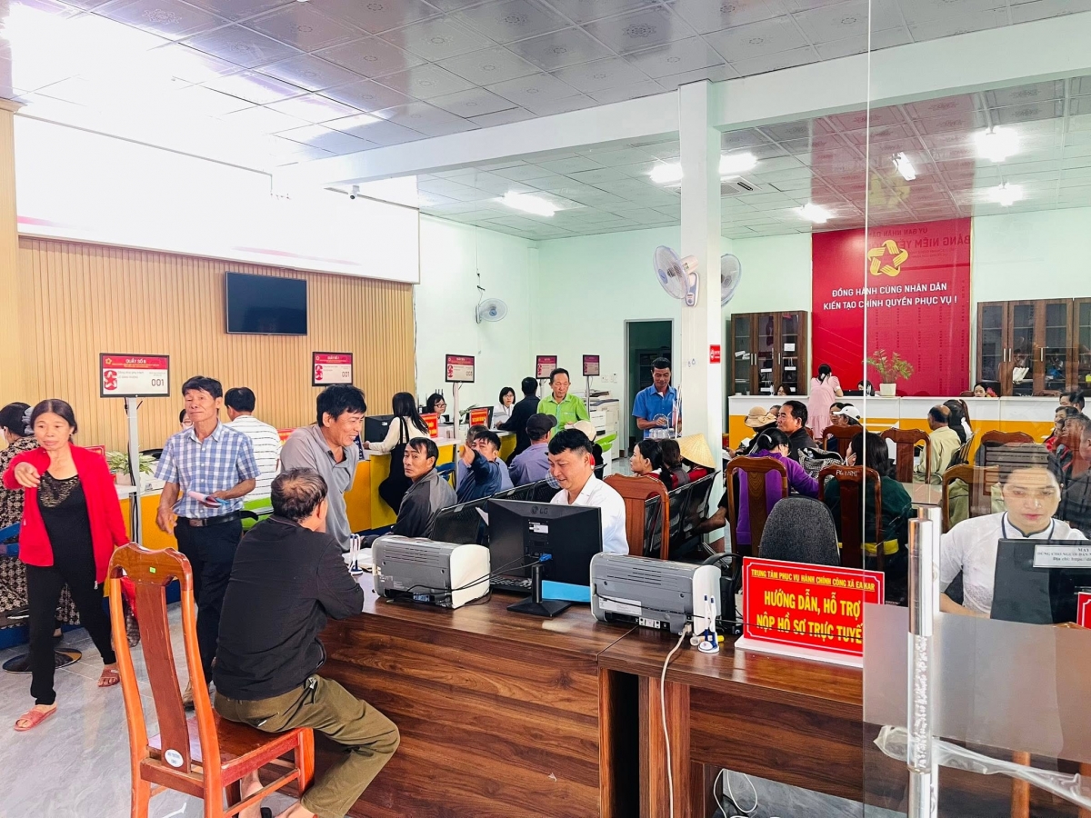 Người dân xã Ea Kar được hỗ trợ tiếp cận các dịch vụ công trực tuyến và tiện ích số thiết yếu Người dân xã Ea Kar được hỗ trợ tiếp cận các dịch vụ công trực tuyến và tiện ích số thiết yếu