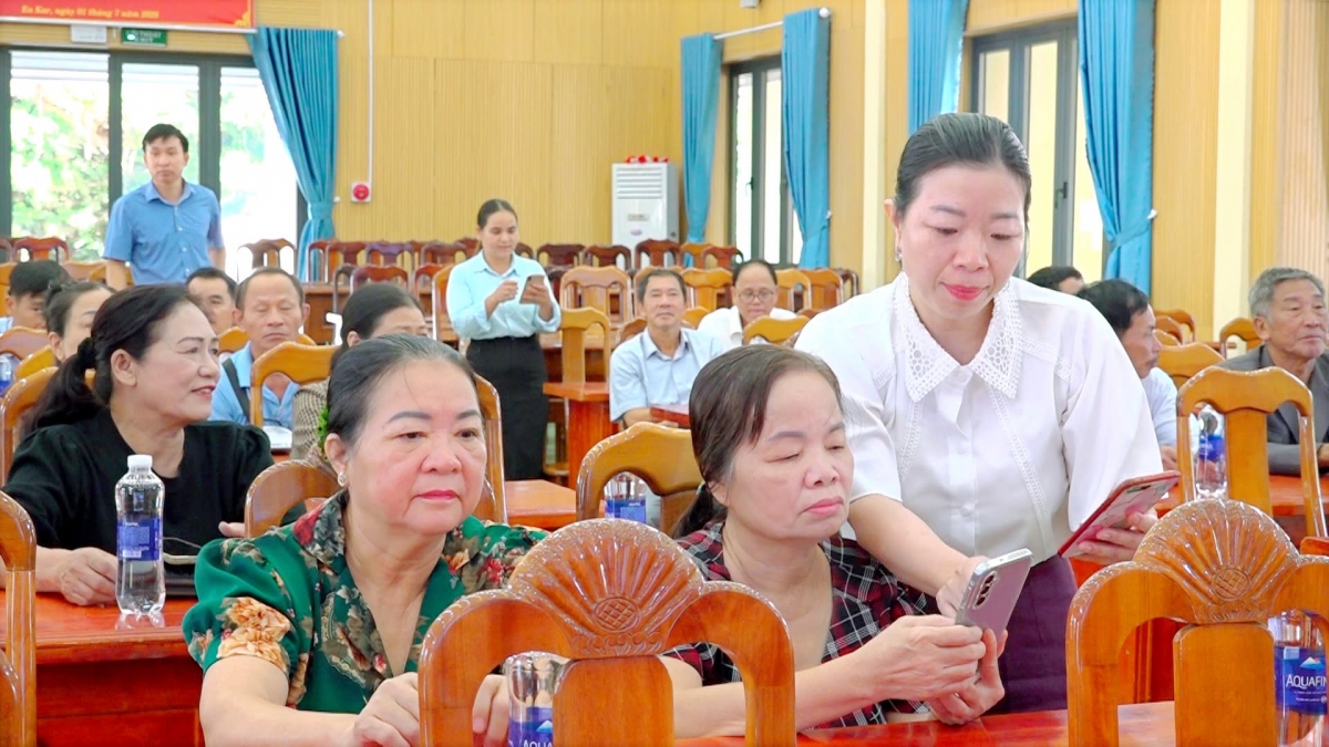 Cán bộ xã Ea Kar hướng dẫn người dân quét mã QR để góp ý, phản ánh về việc thực hiện chủ trương của Đảng, chính sách, pháp luật của Nhà nước; công tác quản lý, điều hành của chính quyền địa phương Cán bộ xã Ea Kar hướng dẫn người dân quét mã QR để góp ý, phản ánh về việc thực hiện chủ trương của Đảng, chính sách, pháp luật của Nhà nước; công tác quản lý, điều hành của chính quyền địa phương