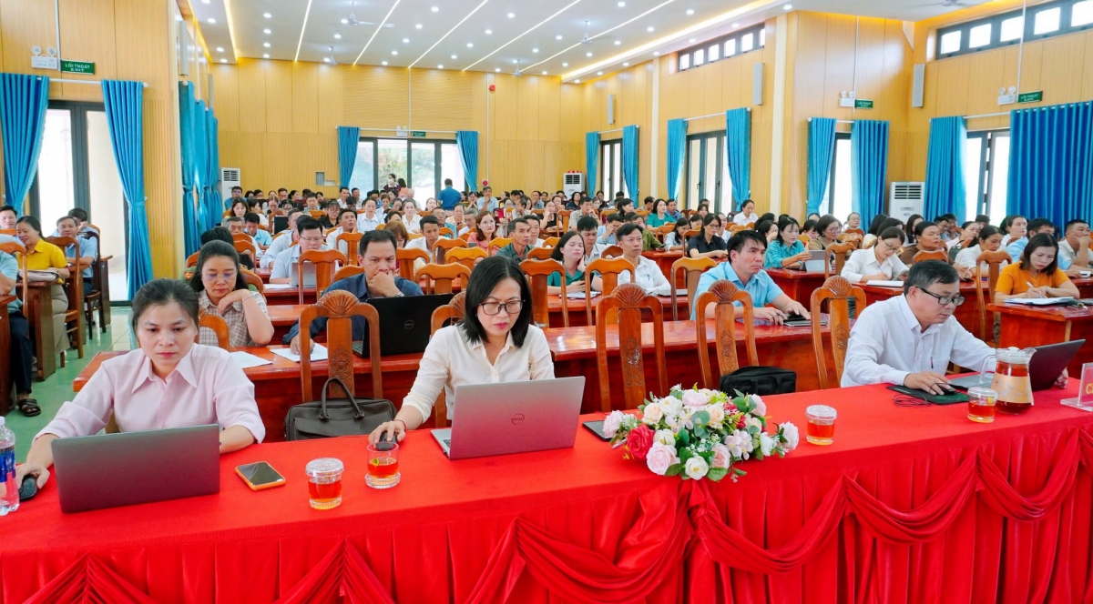 Cán bộ xã Ea Kar tham gia các lớp tập huấn về ứng dụng công nghệ thông tin, chuyển đổi số, góp phần nâng cao hiệu quả xử lý công việc, phục vụ người dân và doanh nghiệp Cán bộ xã Ea Kar tham gia các lớp tập huấn về ứng dụng công nghệ thông tin, chuyển đổi số, góp phần nâng cao hiệu quả xử lý công việc, phục vụ người dân và doanh nghiệp
