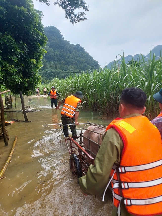 Lực lượng chức năng tỉnh Cao Bằng hỗ trợ người dân khắc phục thiên tai