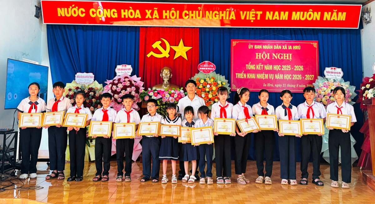 Vừa qua, xã Ia Hrú tổ chức Hội nghị tổng kết năm học 2025 – 2026, tuyên dương khen thưởng giáo viên, học sinh đạt thành tích xuất sắc và triển khai phương hướng, nhiệm vụ năm học 2026 – 2027