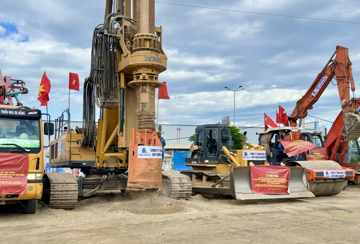 Máy móc, thiết bị thi công chính thức vận hành, đánh dấu thời điểm khởi công hai Dự án trọng điểm