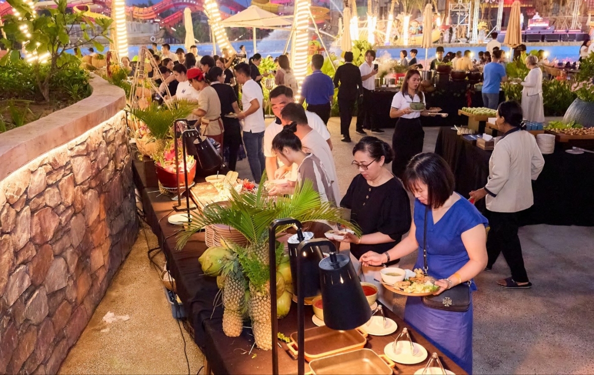 Nghỉ lễ 2/9: Công viên nước Vũng Tàu hút hàng nghìn du khách vui chơi và xem pháo hoa