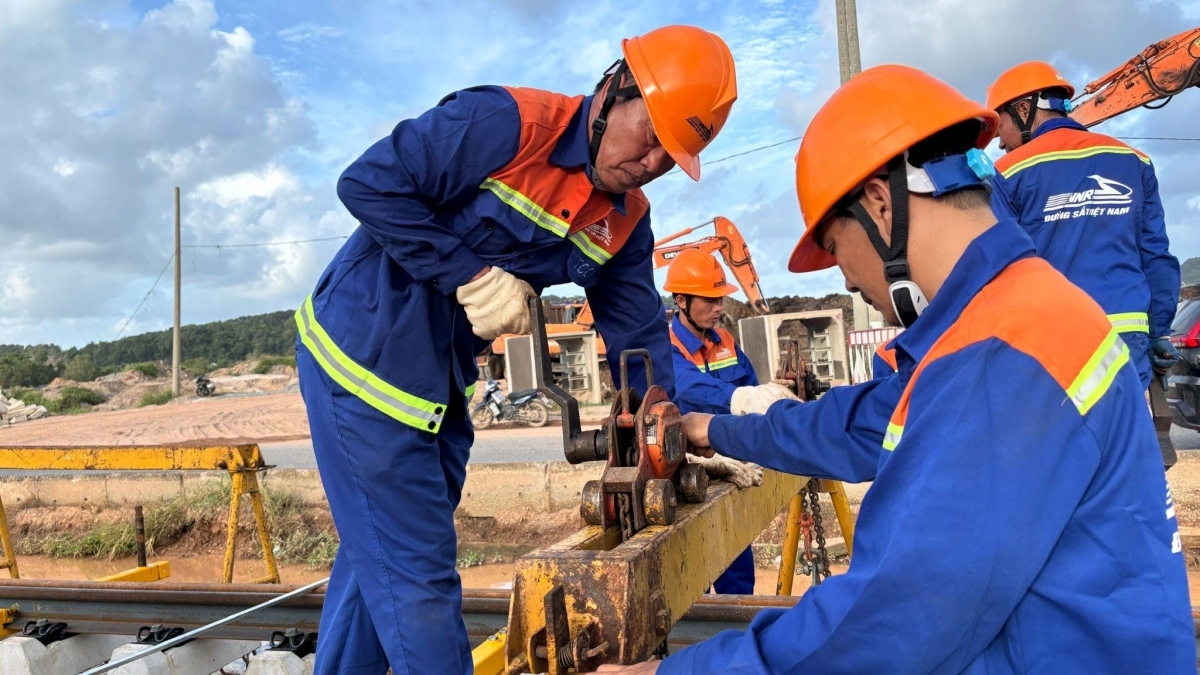 2.850 thanh ray đang được tăng tốc lắp đặt trên tuyến LRT đầu tiên tại Việt Nam ở Phú Quốc